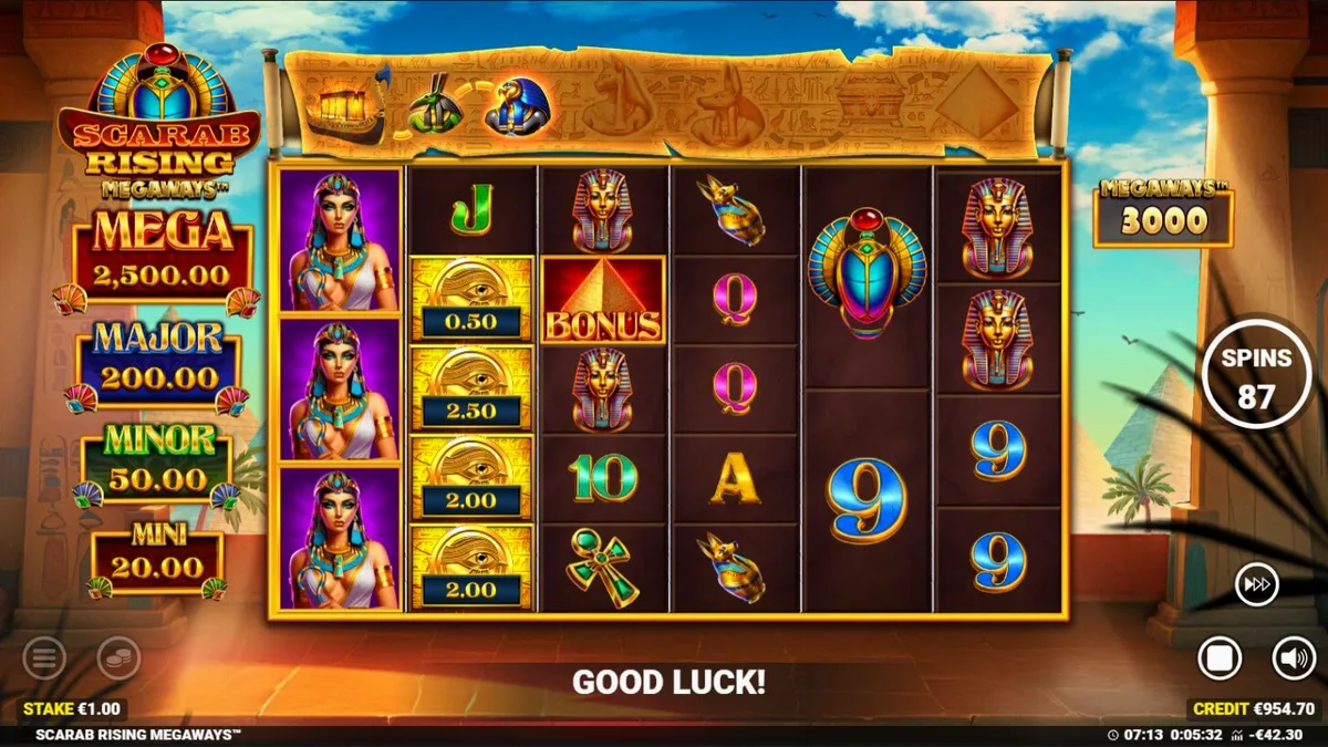 Scarab Rising Megaways slot machine interface na may temang Ehipto